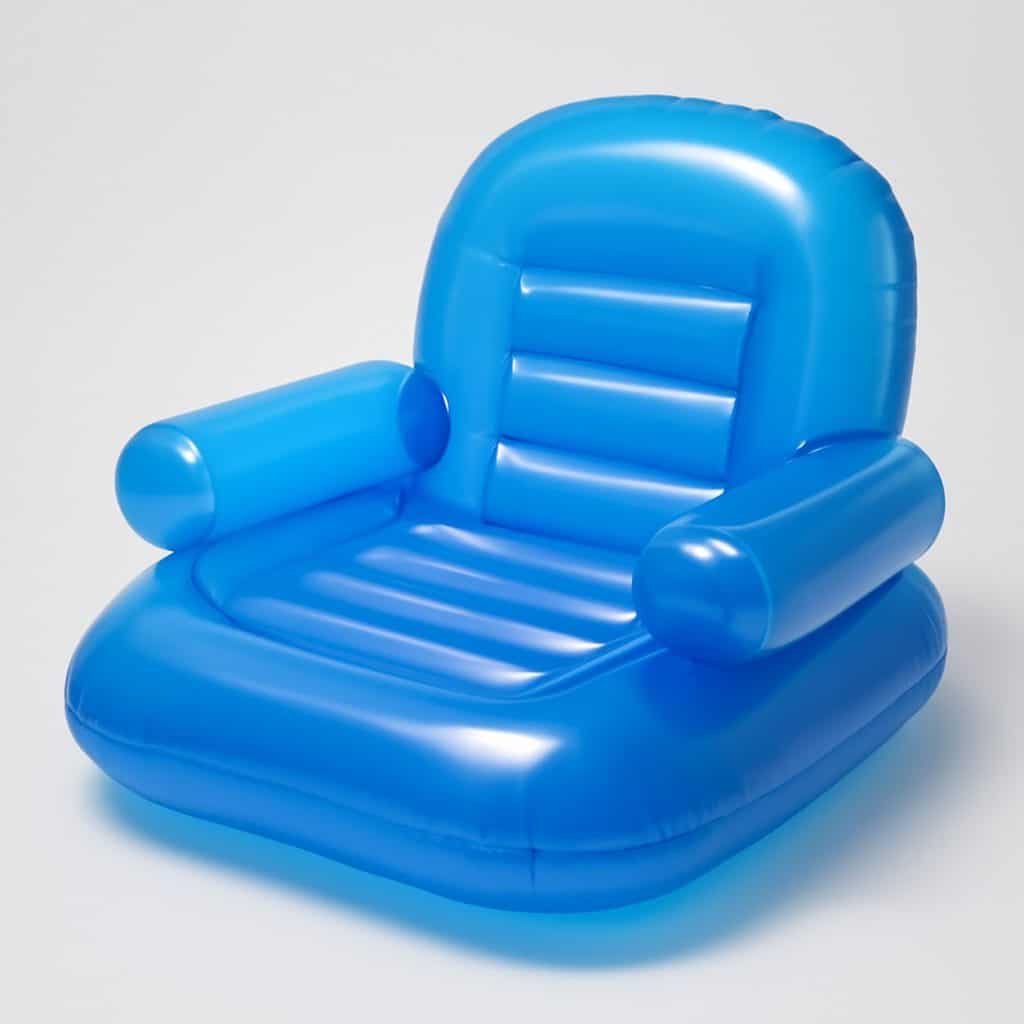 Fauteuil flottant gonflable bleu pour piscine présenté seul