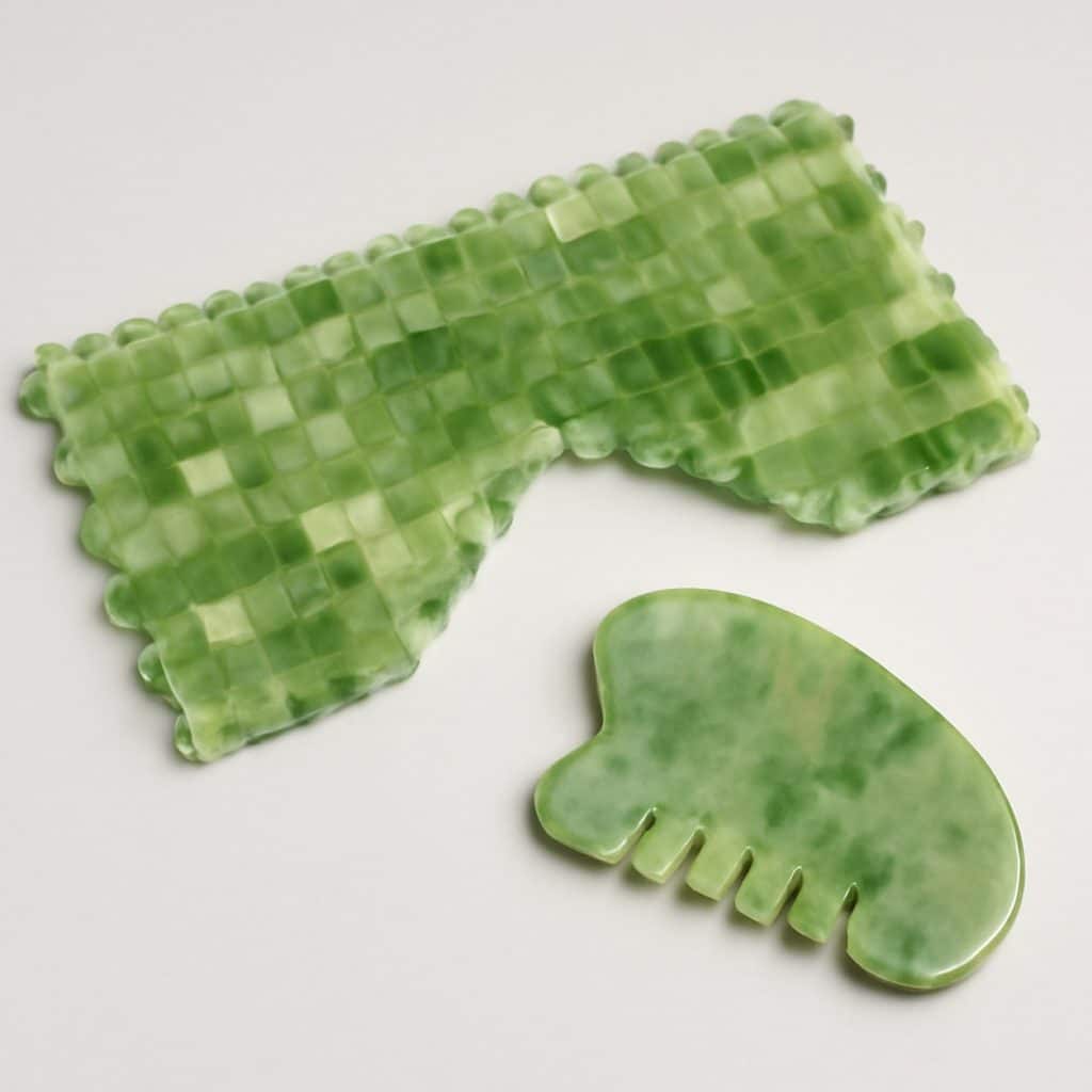 Masque de sommeil en jade avec peigne présenté seul