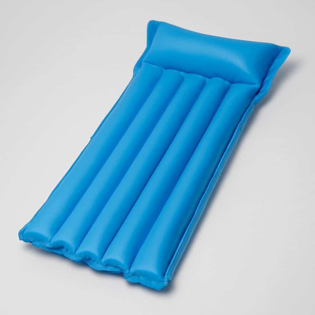 Matelas gonflable de plage compact présenté seul